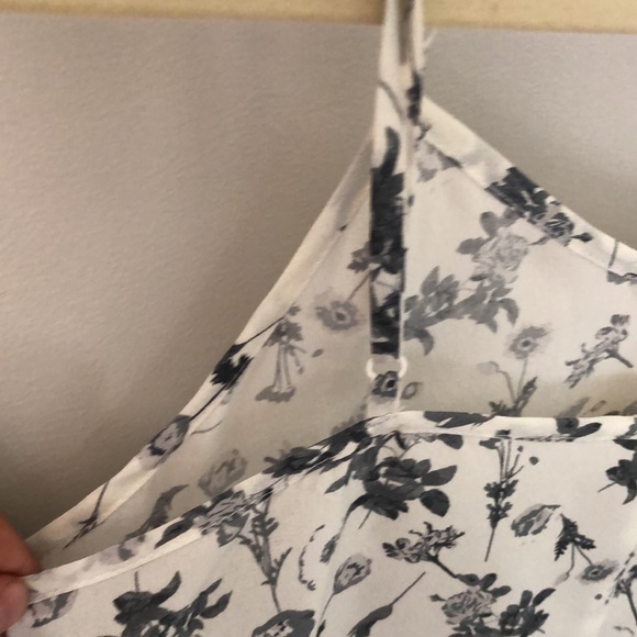 Cute flowing summer tank top!๐ฅฐ - Picture 4 of 5